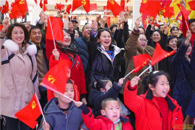 两会照相馆｜代表委员“打卡”两会照相馆